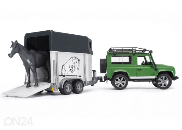 Land Rover Maastikuauto koos hobusetreileriga