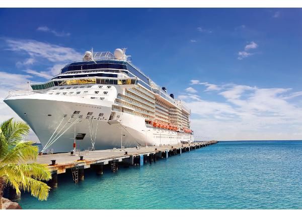 Fliis fototapeet Luxury Cruise Ship