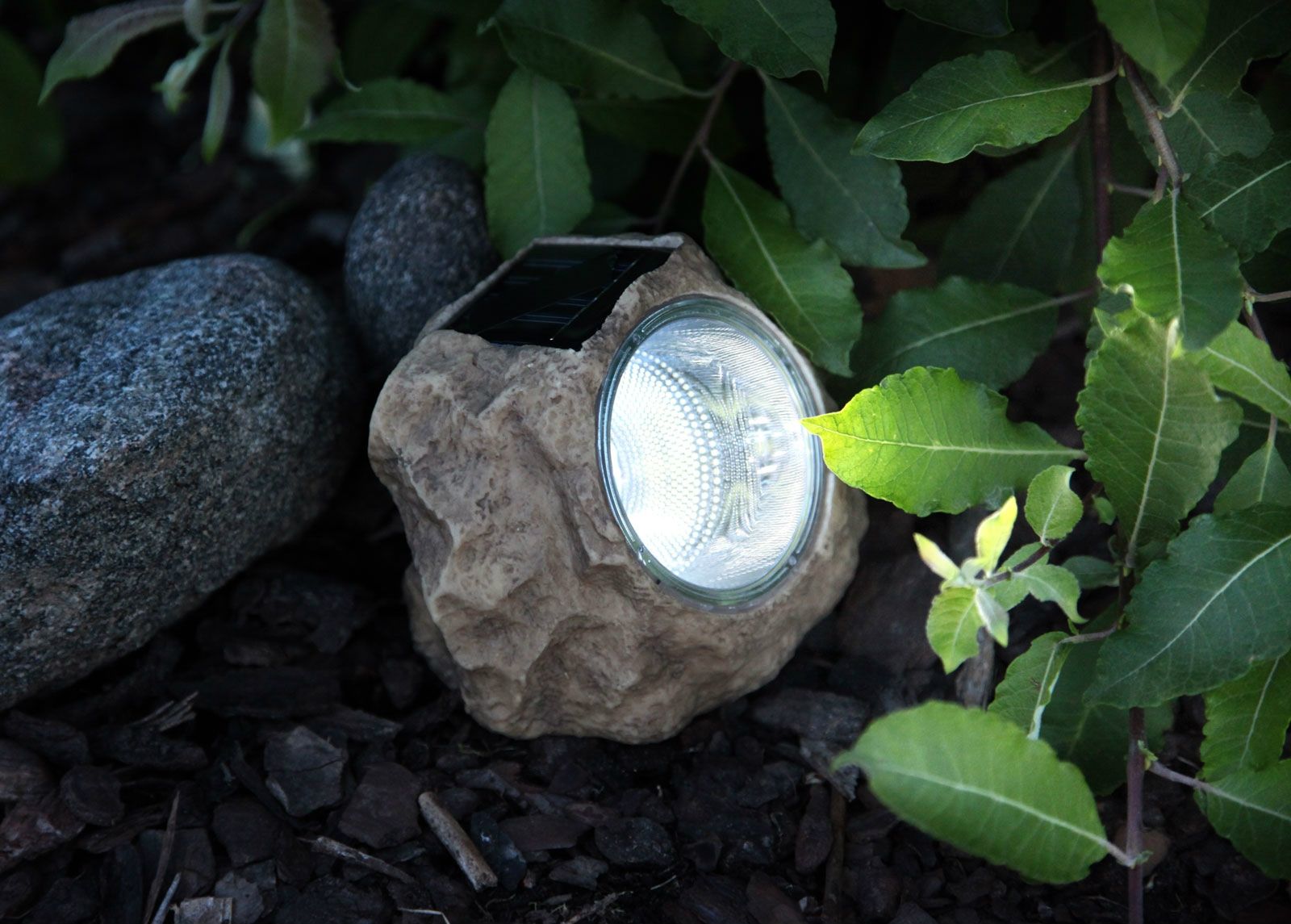 Päikesepaneeliga aiavalgusti Kivi LED suurendatud