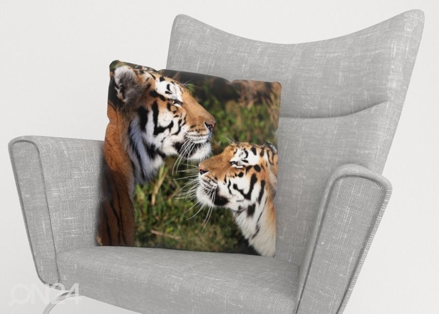 Dekoratiivpadjapüür Tigers Devotion 50x50 cm suurendatud