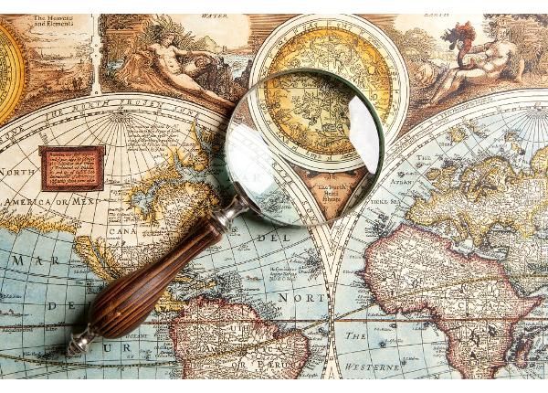 Isekleepuv fototapeet Magnifying Glass And Old Map